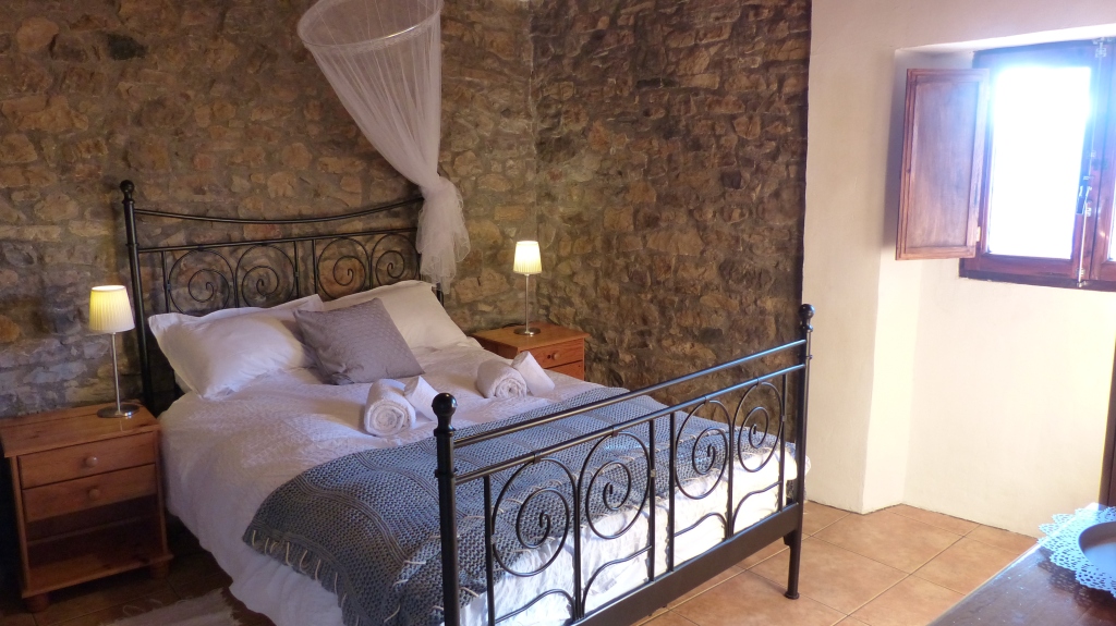 One of the bedrooms in the apartment 'The Farmhouse' of Casa Mauri